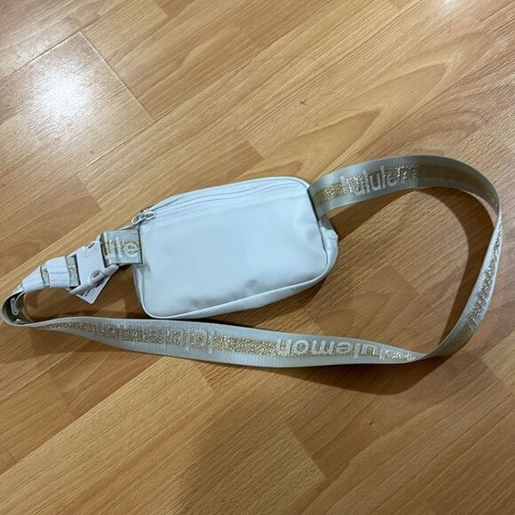 🎉Lululemon Holiday Edition belt bag - Picture 7 of 7